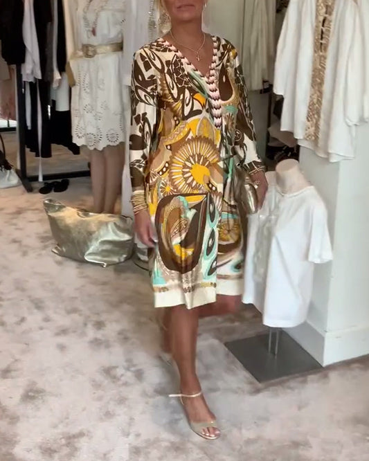 Sukienka casualowa z dekoltem w serek i nadrukiem w stylu vintage