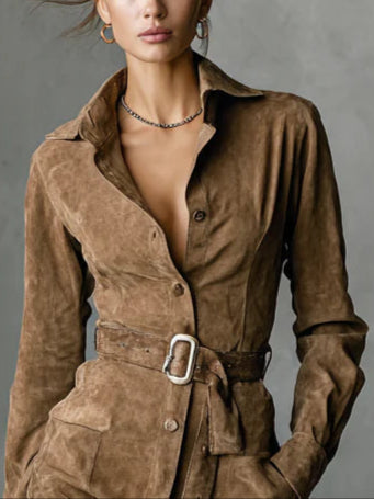 Zamszowa sukienka midi z jednym rzędem klap i długim rękawem