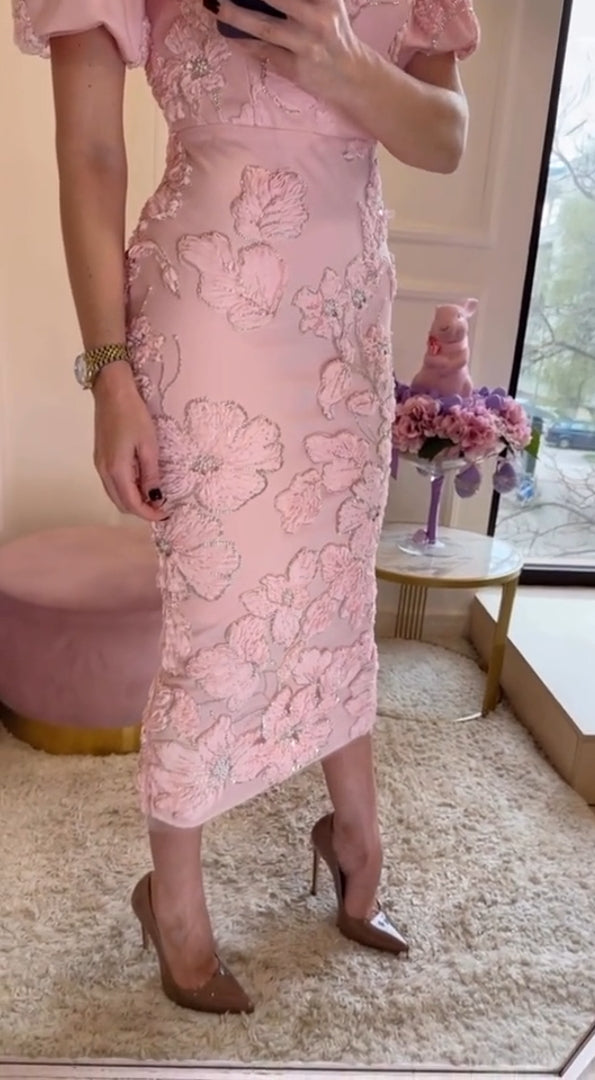 Letnia elegancka sukienka damska z haftowanymi kwiatami i kryształkami