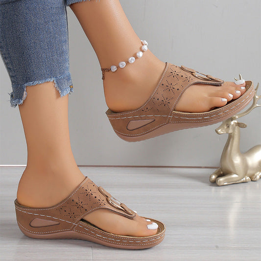 Klapki damskie ze skośnym obcasem