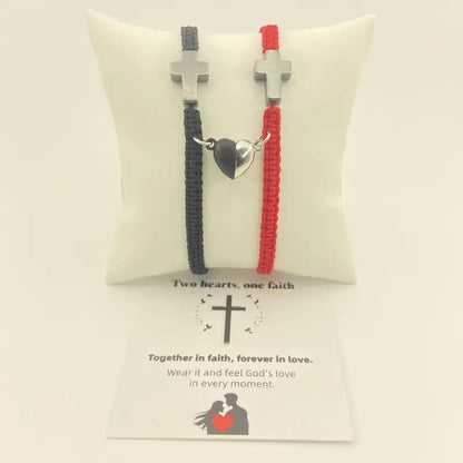 💕„Dwa serca, jedna wiara” – inspirująca chrześcijańska bransoletka z krzyżem i kartką z błogosławieństwem Jezusa