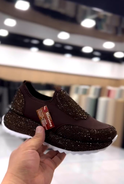 Modne, codzienne trampki z kryształkami