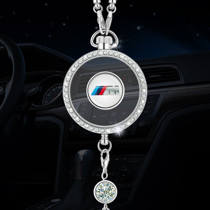 Wisiorek z logo aromaterapii samochodowej z metalu i diamentów