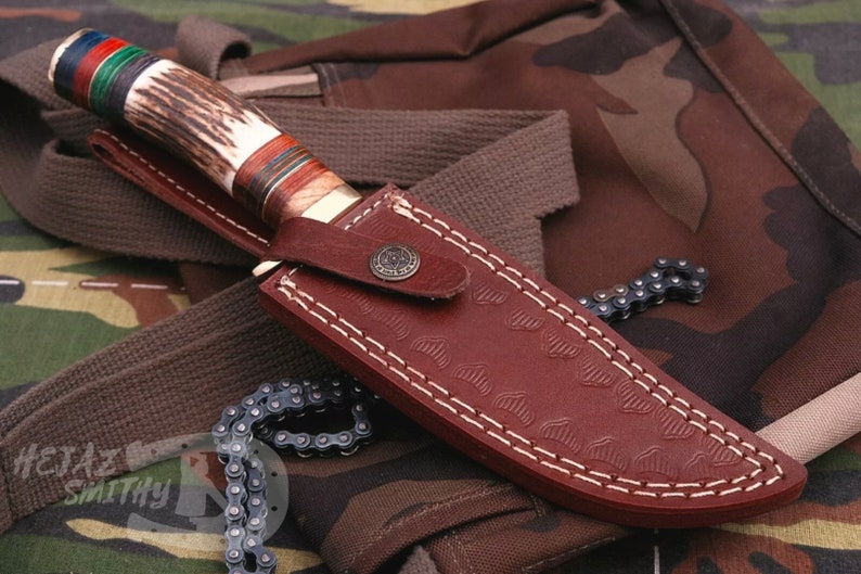 Ręcznie robiony nóż do skórowania ze stali damasceńskiej o długości 15 cm z rękojeścią z poroża