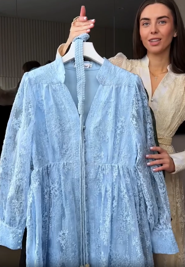 Sukienka damska z dekoltem w serek, bogato haftowana