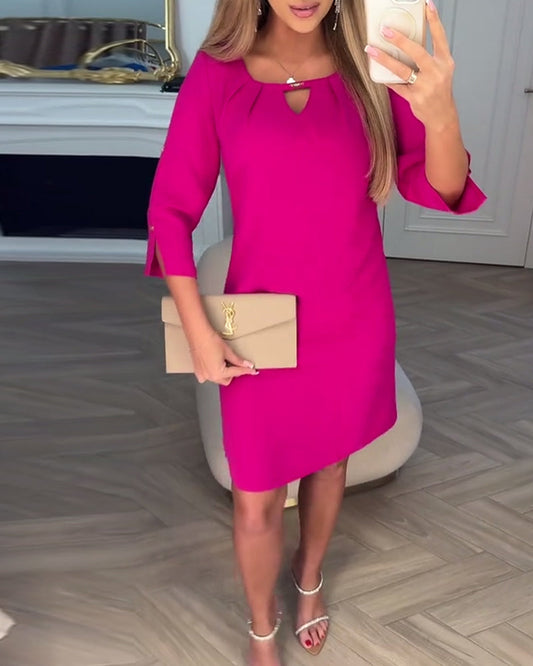 Elegancka, jednokolorowa, prosta sukienka w kształcie litery V