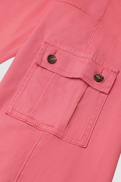 Spodnie Capri z kieszeniami i średnim stanem, zakładkami u dołu i kilkoma kieszeniami