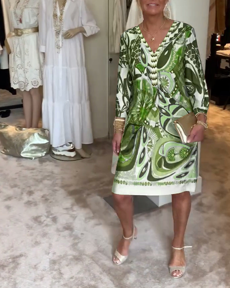 Sukienka casualowa z dekoltem w serek i nadrukiem w stylu vintage