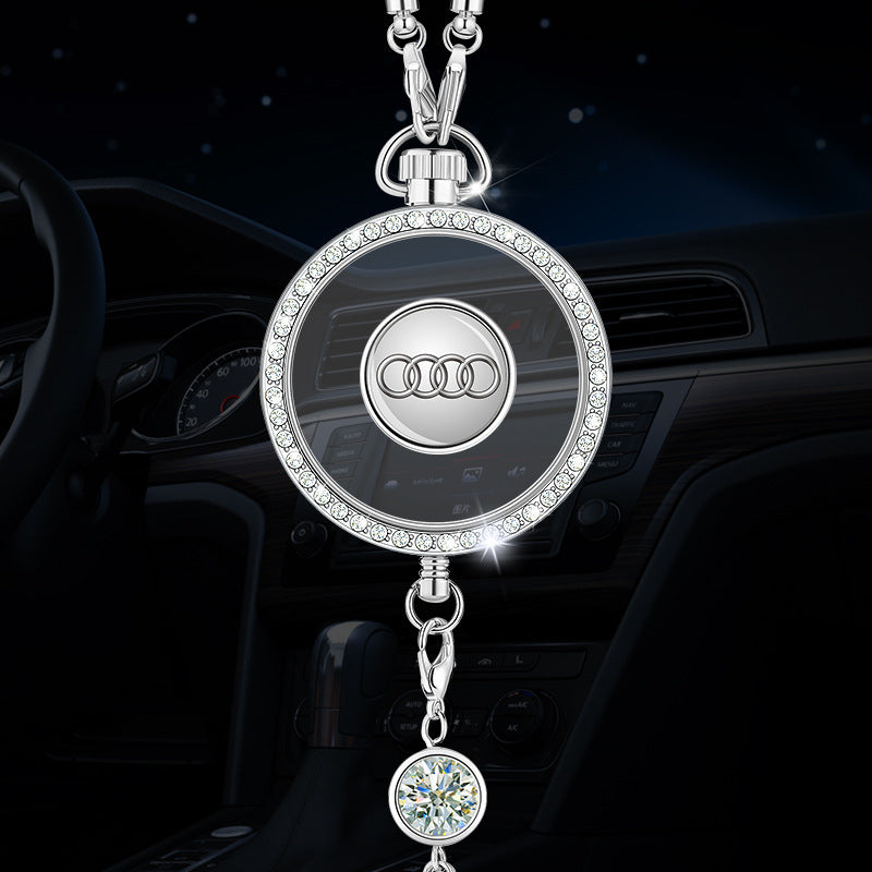 Wisiorek z logo aromaterapii samochodowej z metalu i diamentów