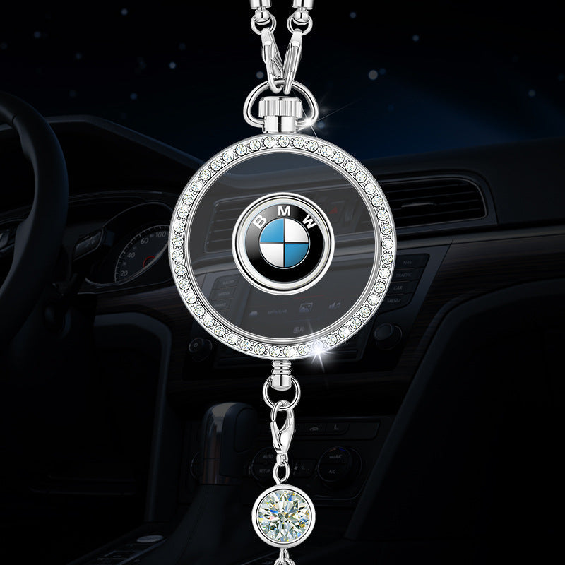 Wisiorek z logo aromaterapii samochodowej z metalu i diamentów