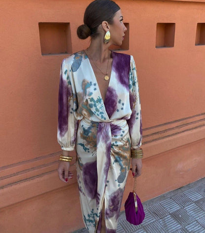 Elegancka fioletowa sukienka z dekoltem w serek💜