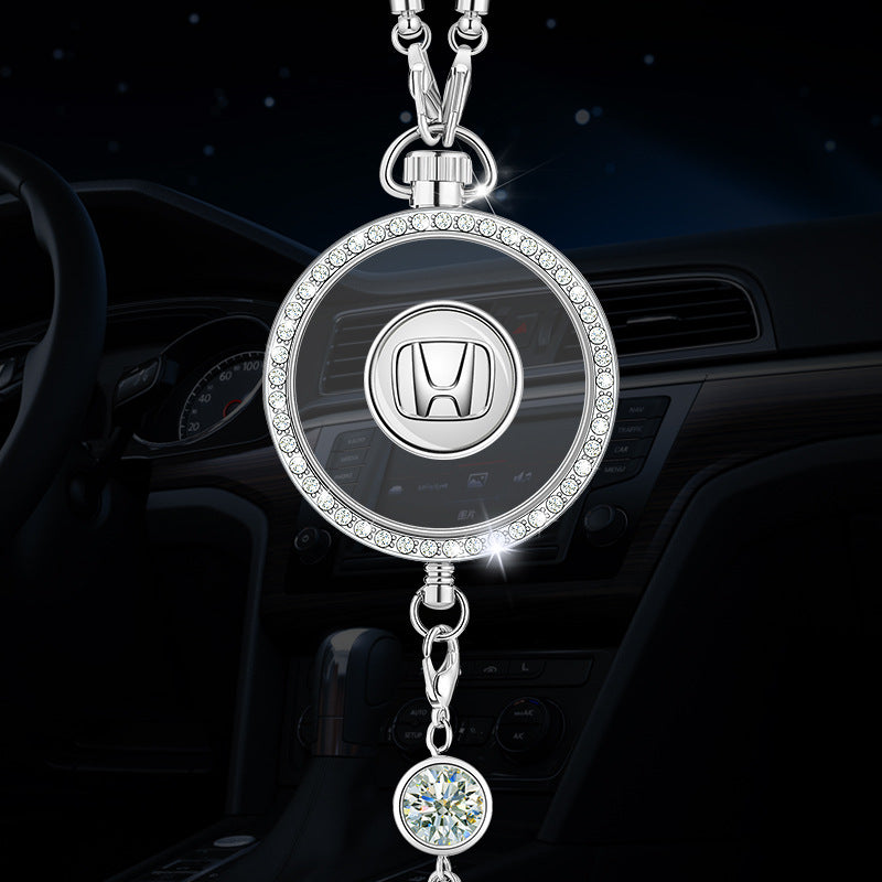 Wisiorek z logo aromaterapii samochodowej z metalu i diamentów