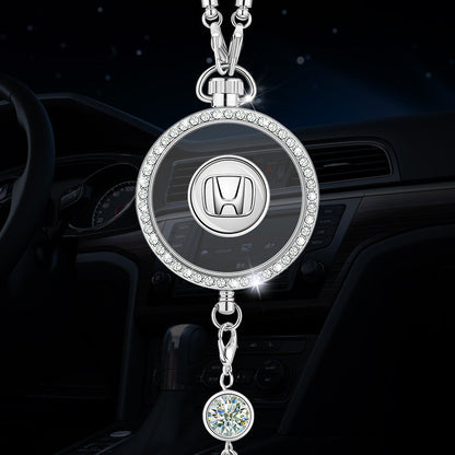 Wisiorek z logo aromaterapii samochodowej z metalu i diamentów