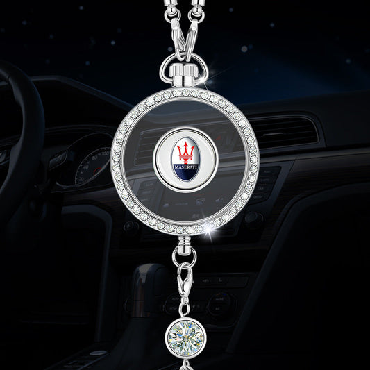 Wisiorek z logo aromaterapii samochodowej z metalu i diamentów