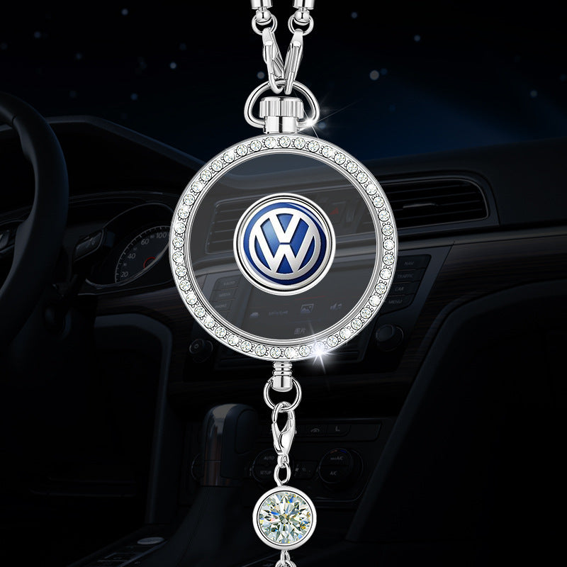 Wisiorek z logo aromaterapii samochodowej z metalu i diamentów