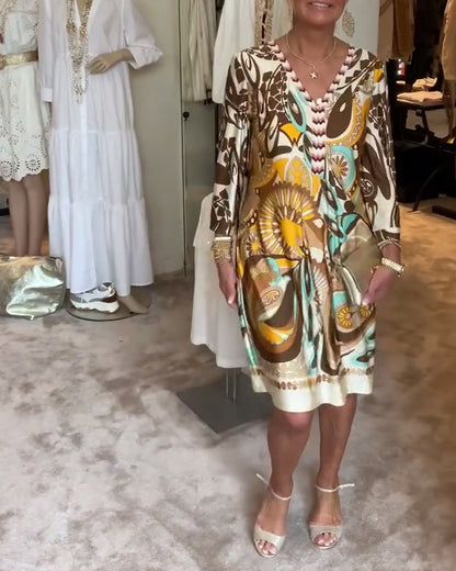 Sukienka casualowa z dekoltem w serek i nadrukiem w stylu vintage