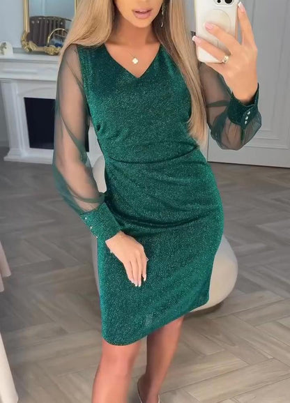 Błyszcząca sukienka z dekoltem w kształcie litery V i patchworkowymi detalami