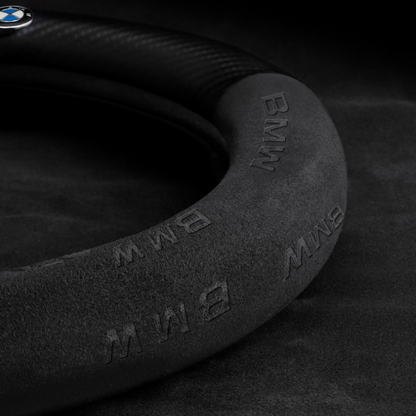 TrackVibe | Czarny pokrowiec na kierownicę z zamszu węglowego – antypoślizgowy i odporny na zużycie