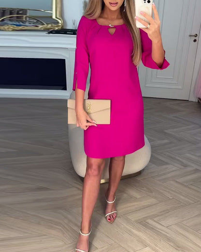 Elegancka, jednokolorowa, prosta sukienka w kształcie litery V
