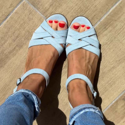 Damskie sandały z wydrążoną klamrą