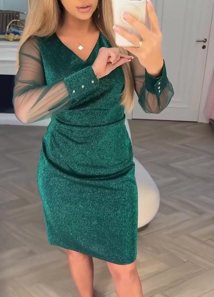 Błyszcząca sukienka z dekoltem w kształcie litery V i patchworkowymi detalami