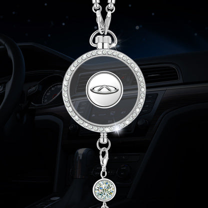 Wisiorek z logo aromaterapii samochodowej z metalu i diamentów