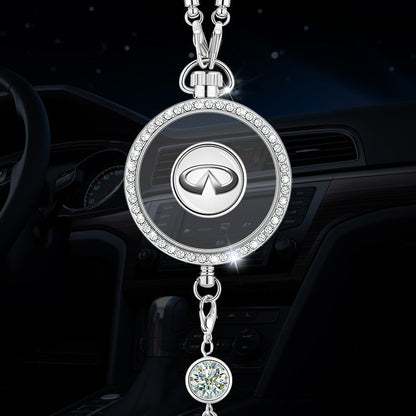 Wisiorek z logo aromaterapii samochodowej z metalu i diamentów