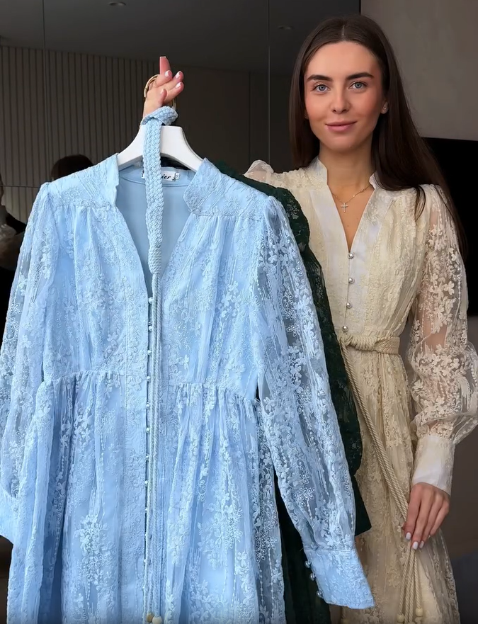 Sukienka damska z dekoltem w serek, bogato haftowana