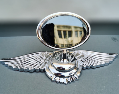 Logo na maskę samochodu z ozdobą