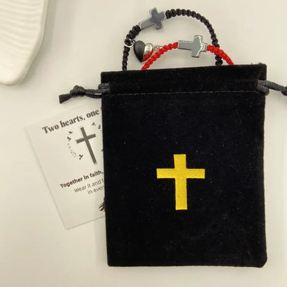 💕„Dwa serca, jedna wiara” – inspirująca chrześcijańska bransoletka z krzyżem i kartką z błogosławieństwem Jezusa