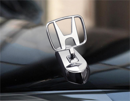 Logo na maskę samochodu z ozdobą