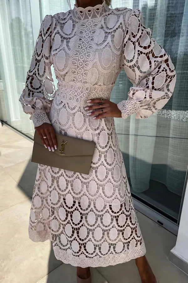 Damska sukienka średniej długości z eleganckim, przewiewnym dekoltem