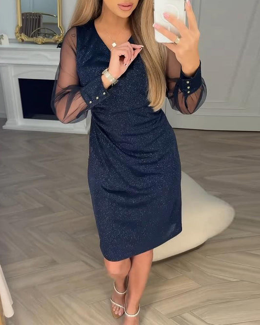 Błyszcząca sukienka z dekoltem w kształcie litery V i patchworkowymi detalami