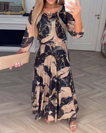 Elegancka szyfonowa sukienka z nadrukiem na trzy czwarte rękawa
