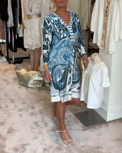 Sukienka casualowa z dekoltem w serek i nadrukiem w stylu vintage