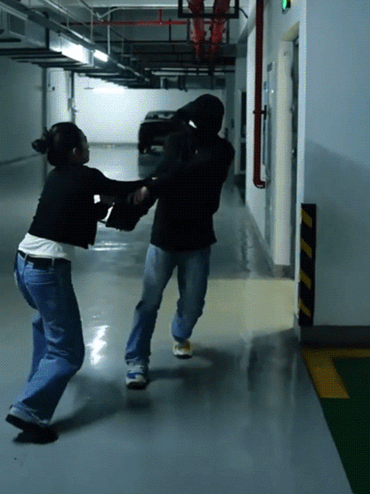 Wielofunkcyjny brelok do samoobrony