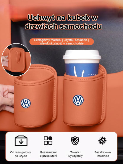 Uchwyt na kubek w drzwiach samochodu