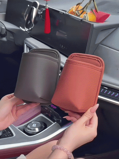 Uchwyt na kubek w drzwiach samochodu