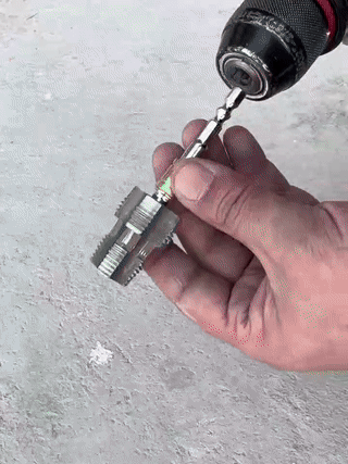 Csőmenetvágó szerszám