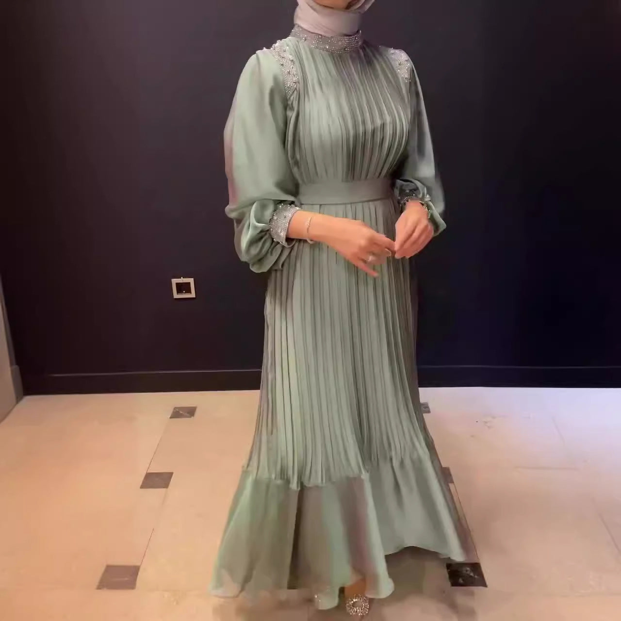 Plisowana sukienka maxi z błyszczącymi kryształkami