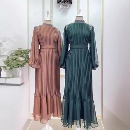 Plisowana sukienka maxi z błyszczącymi kryształkami