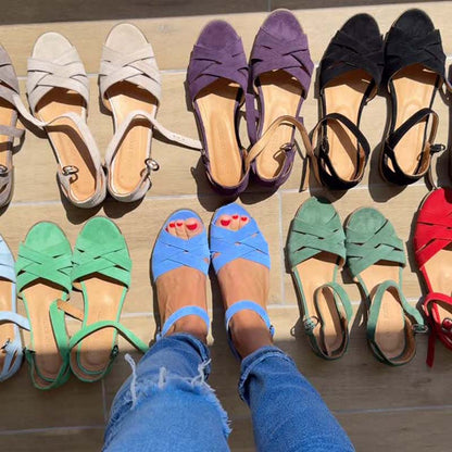 Damskie sandały z wydrążoną klamrą