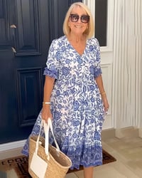 Sukienka z nadrukiem i dekoltem w serek, elegancka i stylowa