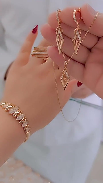 Stylowy i wszechstronny zestaw składający się z trzech części: bransoletki, pierścionka i naszyjnika