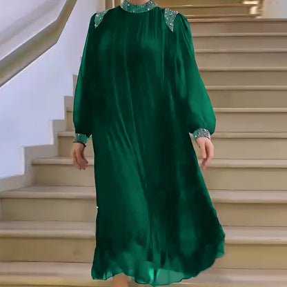 Plisowana sukienka maxi z błyszczącymi kryształkami