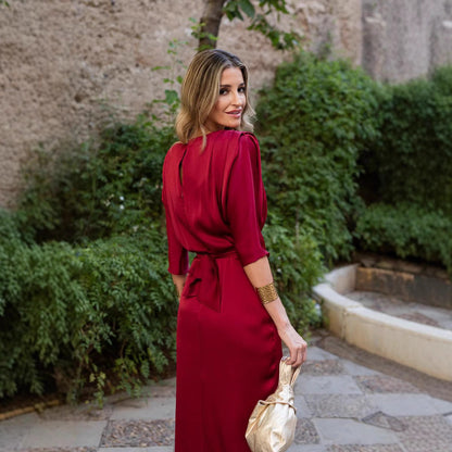 Satynowa sukienka midi z okrągłym dekoltem i krótkim rękawem w jednolitym kolorze