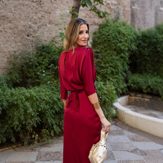 Satynowa sukienka midi z okrągłym dekoltem i krótkim rękawem w jednolitym kolorze