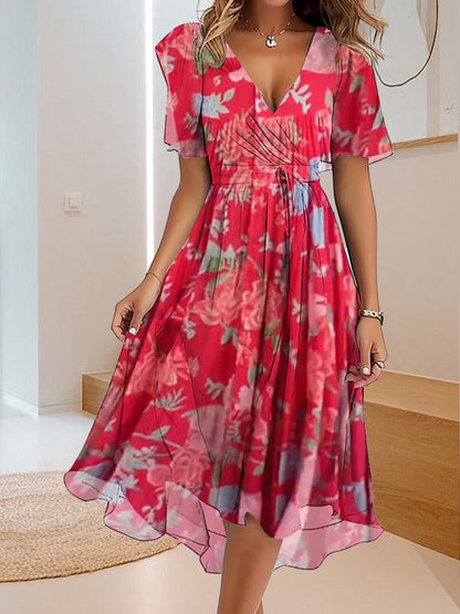 Prosta, swobodna sukienka z dekoltem w serek i nadrukiem