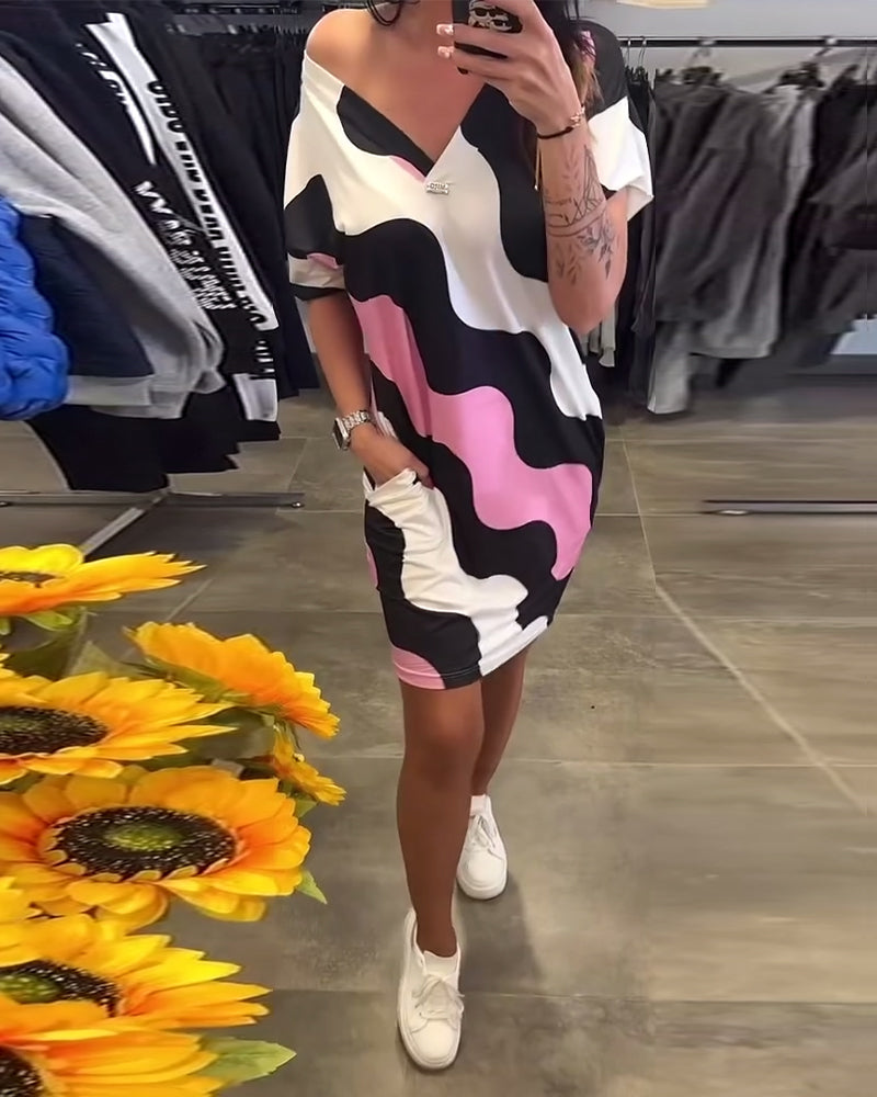 Sukienka z dekoltem w serek i wzorem fal