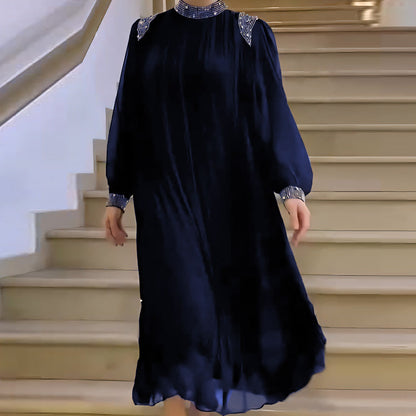 Plisowana sukienka maxi z błyszczącymi kryształkami